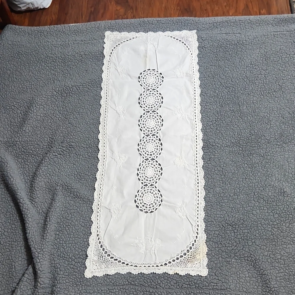 Vintage white table runner with 3 cloth napkins 100% cotton